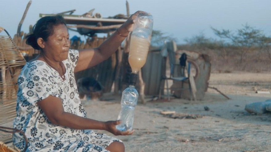 Tampa de garrafa pet transforma água suja em potável na Colômbia