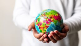 Consumidores brasileiros priorizam empresas socialmente responsáveis