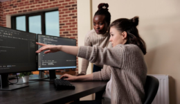 Campanha coletiva arrecada fundos para formar jovens em Tecnologia da Informação