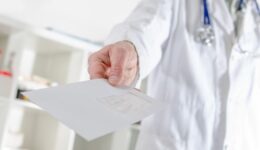 Conselho Federal de Medicina cria resolução contra atestado falso