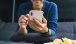 O uso de telas e smartphones por crianças e adolescentes com e sem deficiência