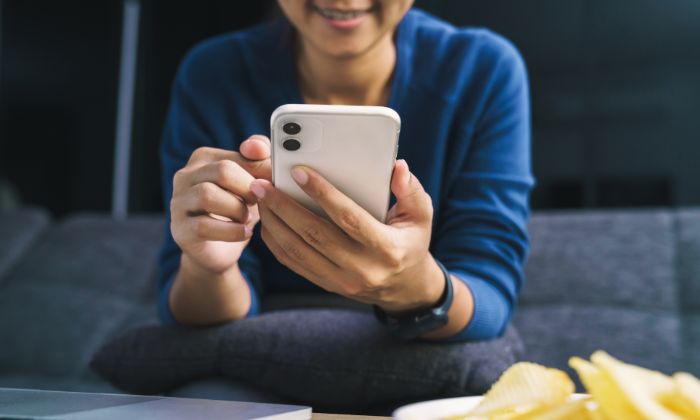 O uso de telas e smartphones por crianças e adolescentes com e sem deficiência