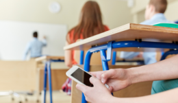 80% dos adultos aprovam proibição de celulares em salas de aula