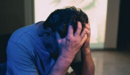 Mais de 30 pessoas são internadas ao dia por tentativa de suicídio no Brasil