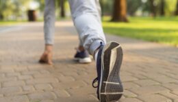close-up-woman-preparing-run