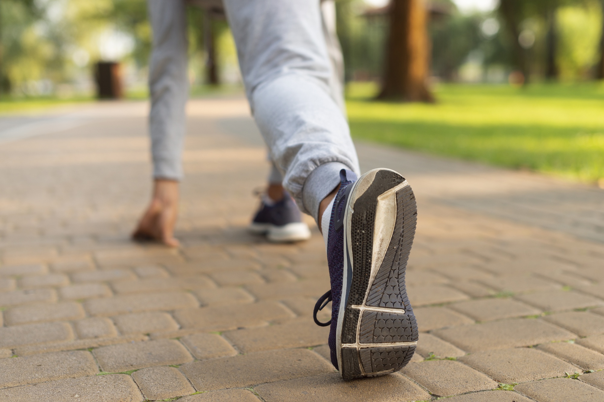 close-up-woman-preparing-run