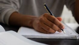 Formações gratuitas capacitam educadores para combater o racismo nas escolas