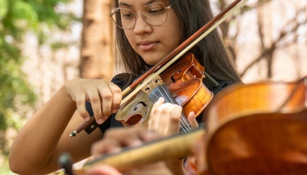 Gabrielle-Almeida-de-Oliveira-e-aluna-de-violino-da-IAS-desde-2017