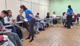 Inglês gratuito para estudantes de escolas públicas gera novas oportunidades e transforma a realidade de jovens