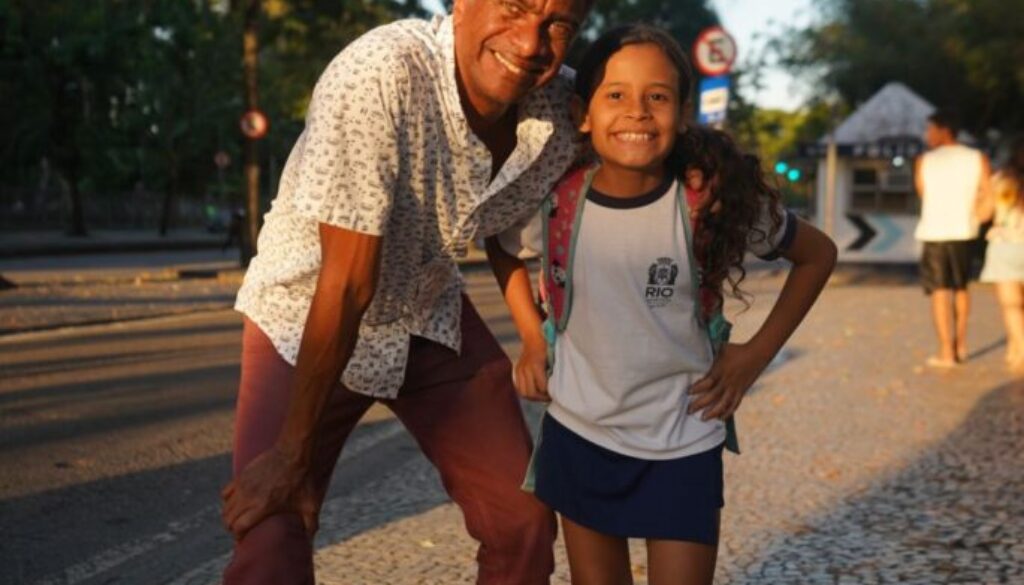 Helio-de-la-Pena-com-aluno-do-Instituto-Apontar