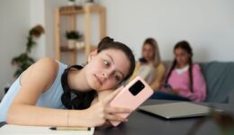Estudo liga sedentarismo e uso de telas à piora na saúde mental de adolescentes