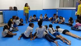 ONG Mempodera ensina Wrestling e inglês para meninas do maior quilombo urbano da América Latina