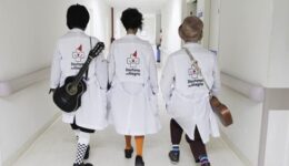 Após reestruturação e campanha nacional de doações, organização volta a atuar em hospitais e amplia ações de formação e produção artística em 2025