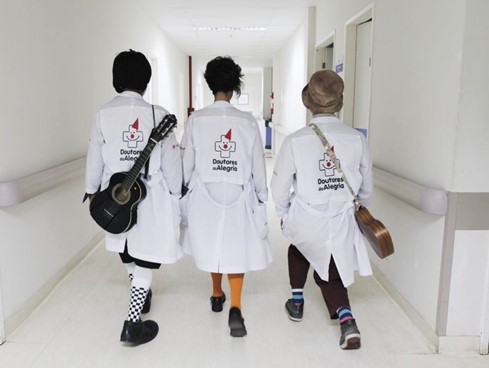 Após reestruturação e campanha nacional de doações, organização volta a atuar em hospitais e amplia ações de formação e produção artística em 2025