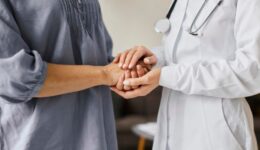 62% dos brasileiros não buscam atendimento médico quando precisam, diz estudo