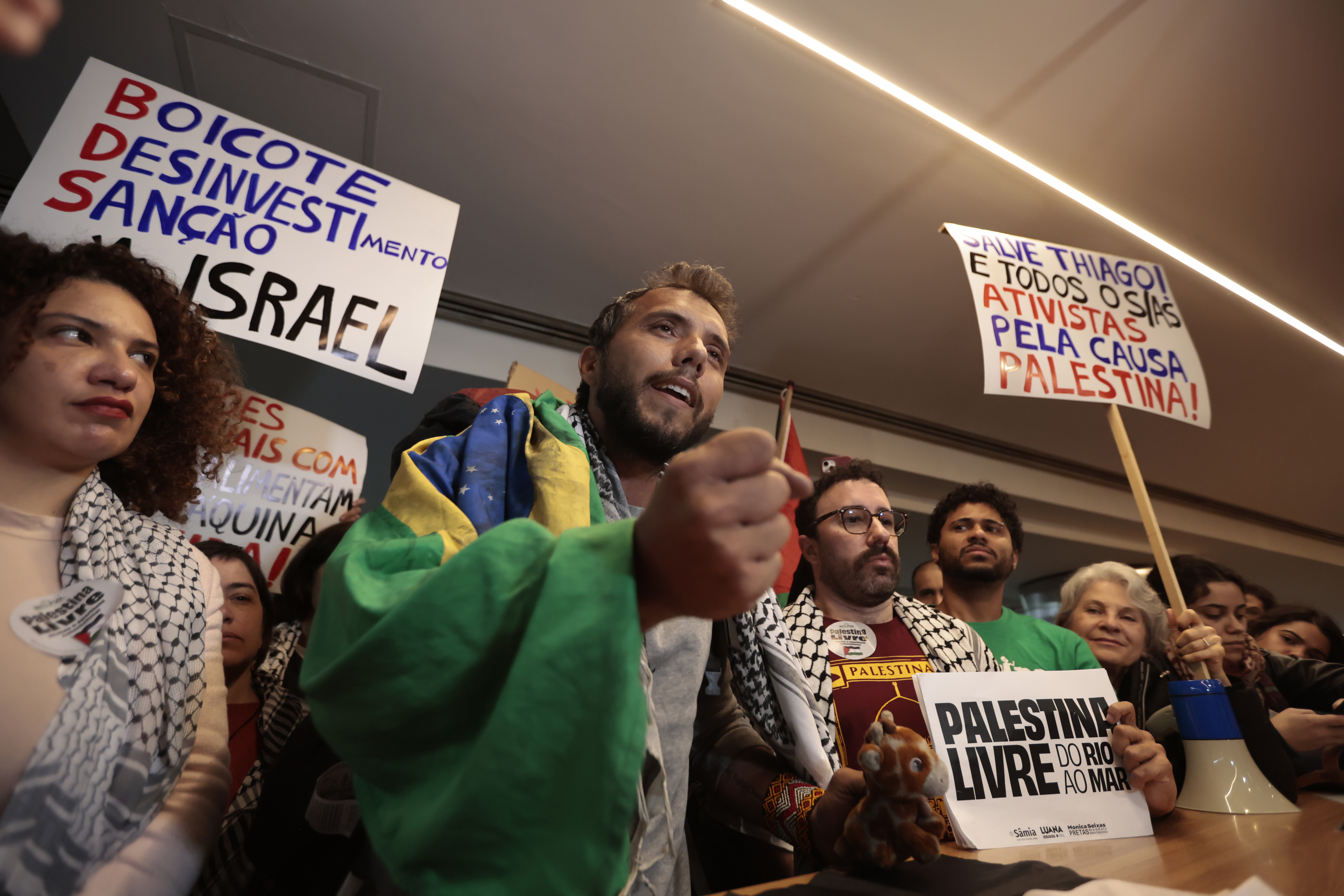O ativista Thiago Ávila, fala com imprensa durante a sua chegada no aeroporto de Guarulhos, após ser preso e deportado pelo exército israelense ao tentar