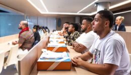 Fundação Fenômenos abre inscrições para formação gratuita e apoio a lideranças sociais
