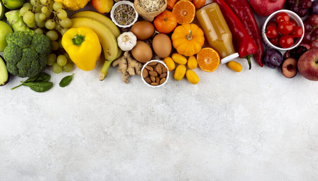 frutas-e-vegetais-de-vista-superior-com-espaco-de-copia