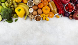 frutas-e-vegetais-de-vista-superior-com-espaco-de-copia