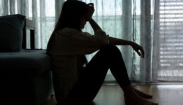 Autolesão em meninas adolescentes acende alerta no Brasil