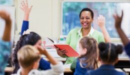 Itaú Social lança guia para aprimorar práticas docentes no ensino brasileiro