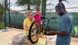 Bicicletas unem voluntários e transformam comunidades no Brasil