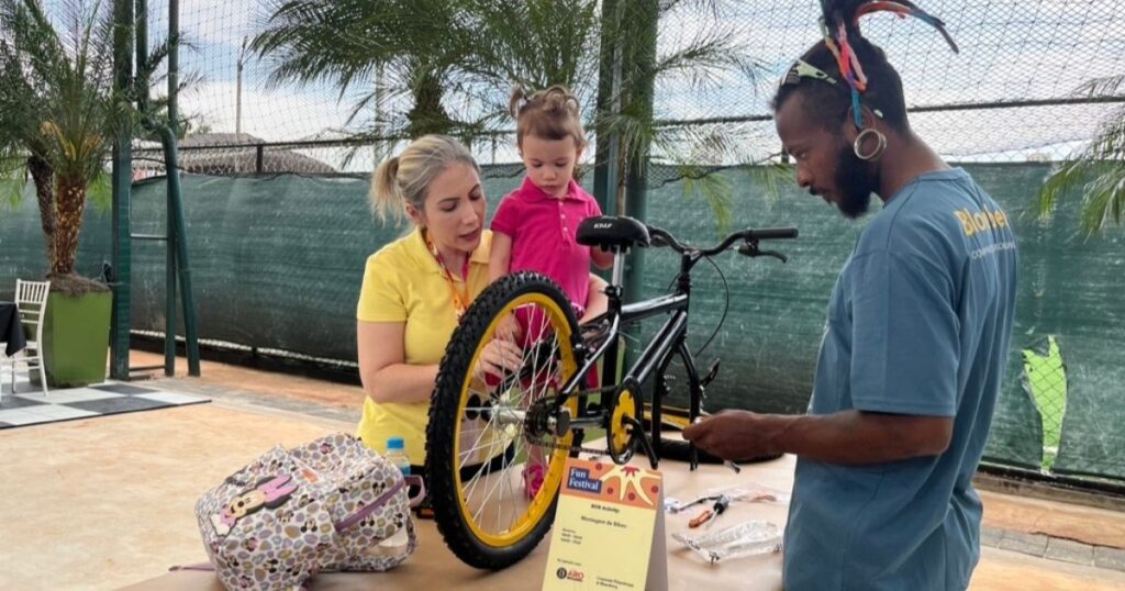 Bicicletas unem voluntários e transformam comunidades no Brasil