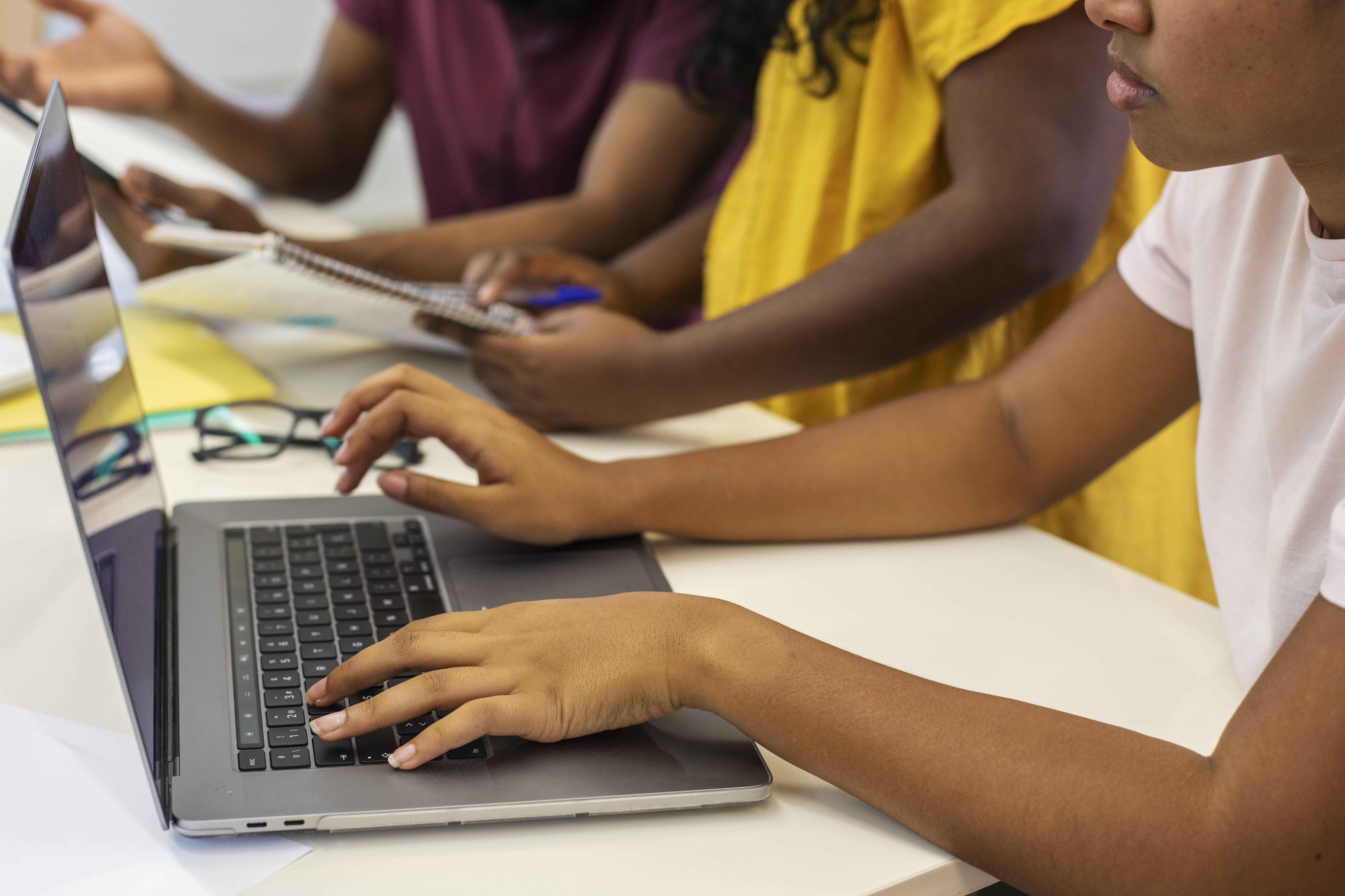 Programa gratuito oferece formação em tecnologia para jovens talentos