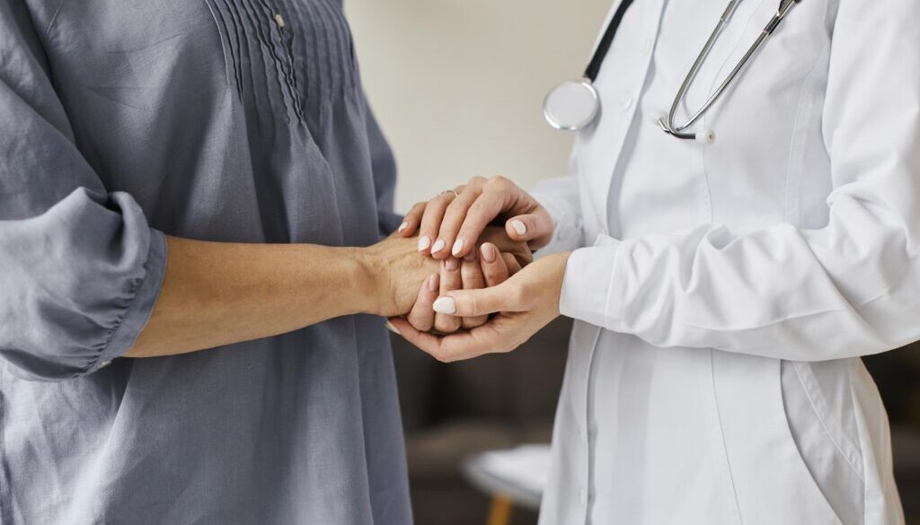medica-centro-de-recuperacao-covid-segurando-as-maos-de-uma-paciente-mais-velha