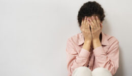 pessoa-que-sofre-de-violencia-no-local-de-trabalho