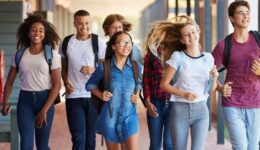 Convivência escolar é aliada da saúde mental de adolescentes, aponta especialista
