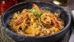 Arroz-caldoso-de-camarao-e-nibs-de-cacau