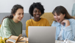 colegas-fazendo-trabalho-em-equipe-para-um-projeto