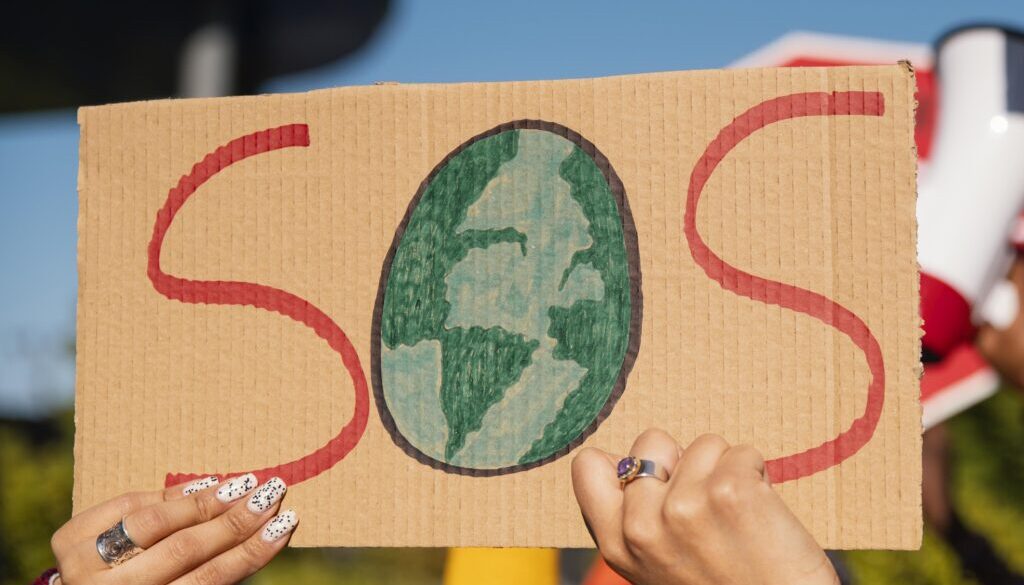 feche-as-maos-protestando-com-um-cartaz