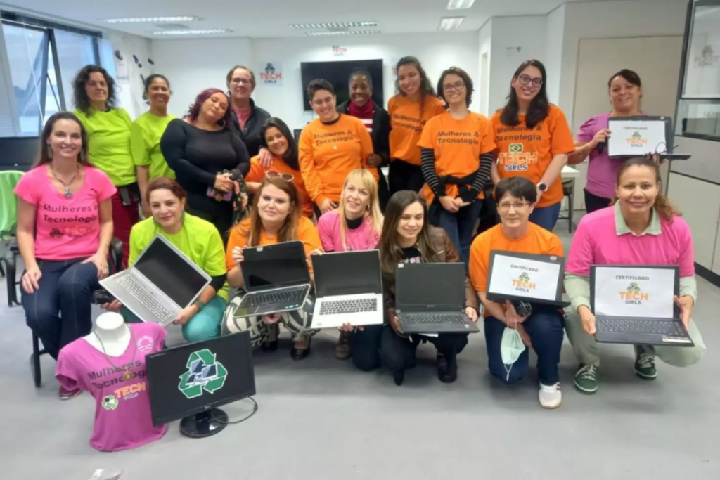 Tech Girls chega a São Paulo com oficinas gratuitas que transformam lixo eletrônico em oportunidades para mulheres