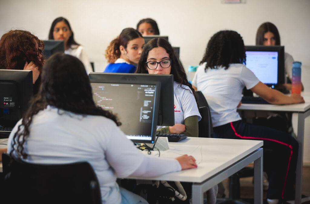 Parceria entre Afesu e CEAP cria curso gratuito de Administração para meninas da Vila Missionária
