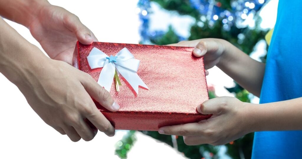 Campanhas de apadrinhamento mobilizam o Natal solidário em São Paulo e conectam doadores a crianças em vulnerabilidade