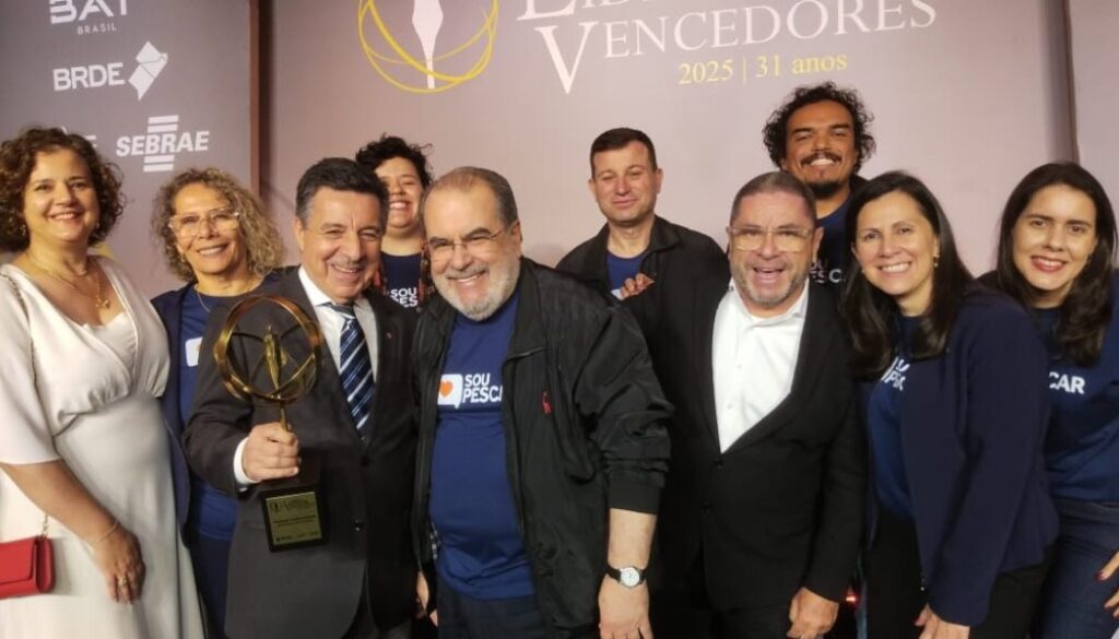 Diretoria-da-Fundacao-Projeto-Pescar-na-entrega-do-premio-Lideres-e-Vencedores-na-categoria-Destaque-Comunitario