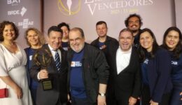 Diretoria-da-Fundacao-Projeto-Pescar-na-entrega-do-premio-Lideres-e-Vencedores-na-categoria-Destaque-Comunitario