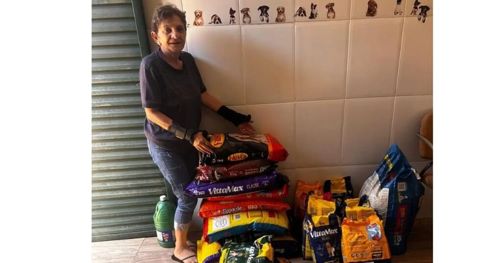 Casal substitui presentes de casamento por 100 kg de ração para ONG Cão FelizA médica veterinária Ana Maria Oliveira Araújo e o marido, Dieisson Pedro Ivo Araújo, decidiram transformar o dia mais especial da vida deles em um gesto solidário voltado à causa animal