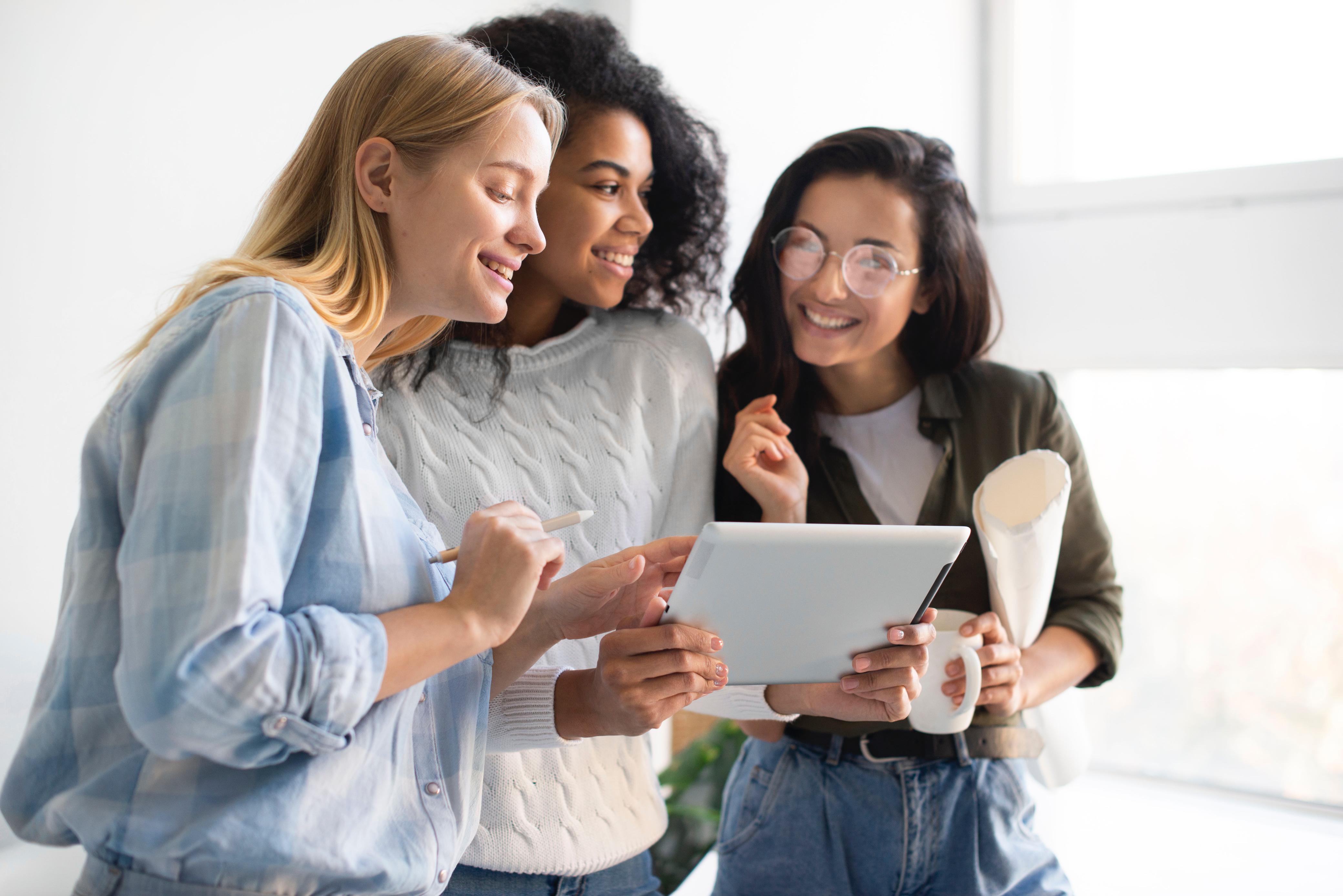 ONU Mulheres e Claro abrem seleção para OSC desenvolver projeto de inclusão digital