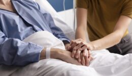 esposa-visitando-seu-marido-doente