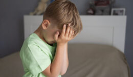 feche-o-retrato-de-menino-triste