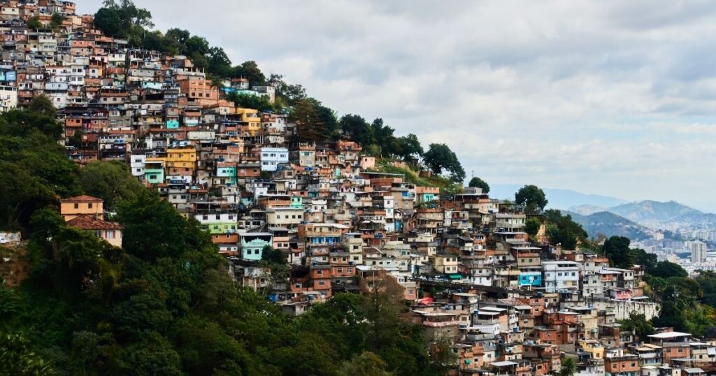 “Raio-X da Vida Real”: o retrato inédito de quem atua no tráfico nas favelas brasileiras