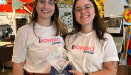 Bianca-Boucault-e-Carolina-Yokota-representaram-o-Domino-do-Bem-em-premiacao