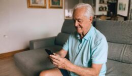 Projeto da Lupa oferece aulas presenciais no Rio para prevenir golpes digitais e ampliar autonomia tecnológica de pessoas idosas