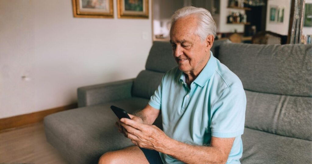 Projeto da Lupa oferece aulas presenciais no Rio para prevenir golpes digitais e ampliar autonomia tecnológica de pessoas idosas