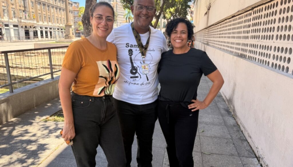 Roberta-Abreu-e-Leandra-Santos-do-Instituto-Bancorbras-com-o-historiador-e-guia-de-turismo-Flavio-Henrique-Cardoso2