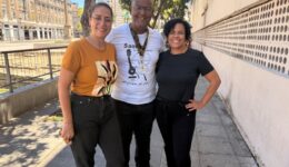 Roberta-Abreu-e-Leandra-Santos-do-Instituto-Bancorbras-com-o-historiador-e-guia-de-turismo-Flavio-Henrique-Cardoso2