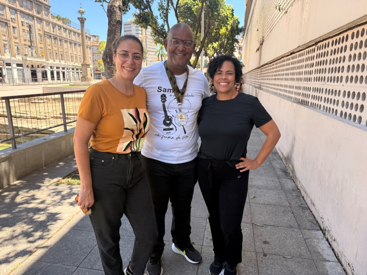 Roberta-Abreu-e-Leandra-Santos-do-Instituto-Bancorbras-com-o-historiador-e-guia-de-turismo-Flavio-Henrique-Cardoso2